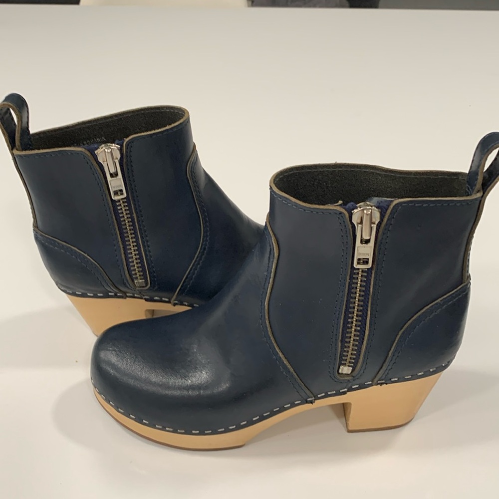 SWEDISH HASBEENS Zip It Emy Navy Size 38